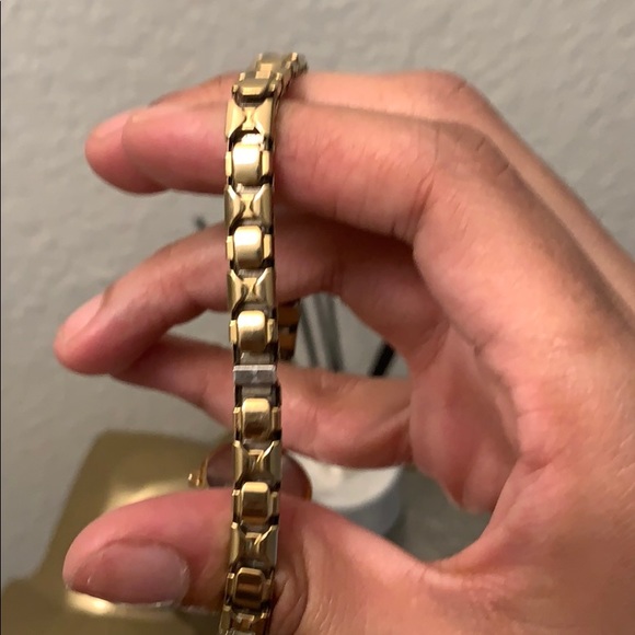 Extra Small face Times Watch Gold - Picture 4 of 7